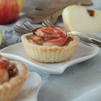 Apfel-Rosen-Tarte mit Mandelcreme