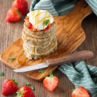 Chia-Pancakes mit Erdbeeren und Joghurt-Sahne