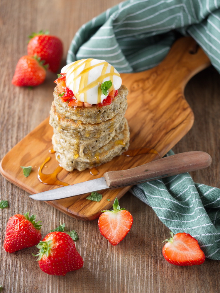 Chia-Pancakes mit Erdbeeren und Joghurt-Sahne