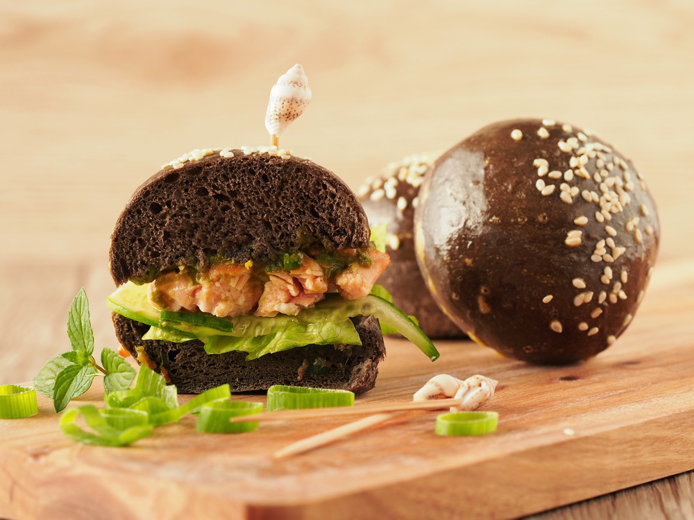 Lachs-Burger mit Sepia-Bun, Matcha und Ingwer