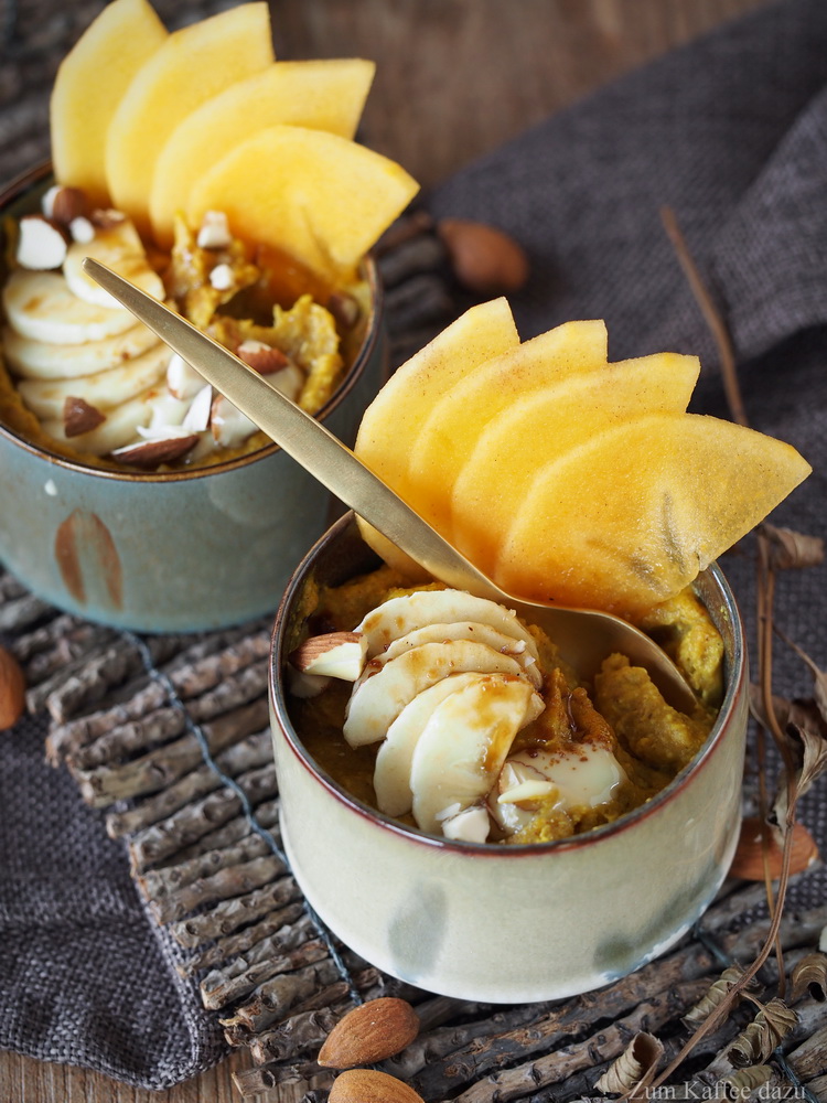 Goldener Buchweizen-Porridge mit Mandeln und Sharonfrucht