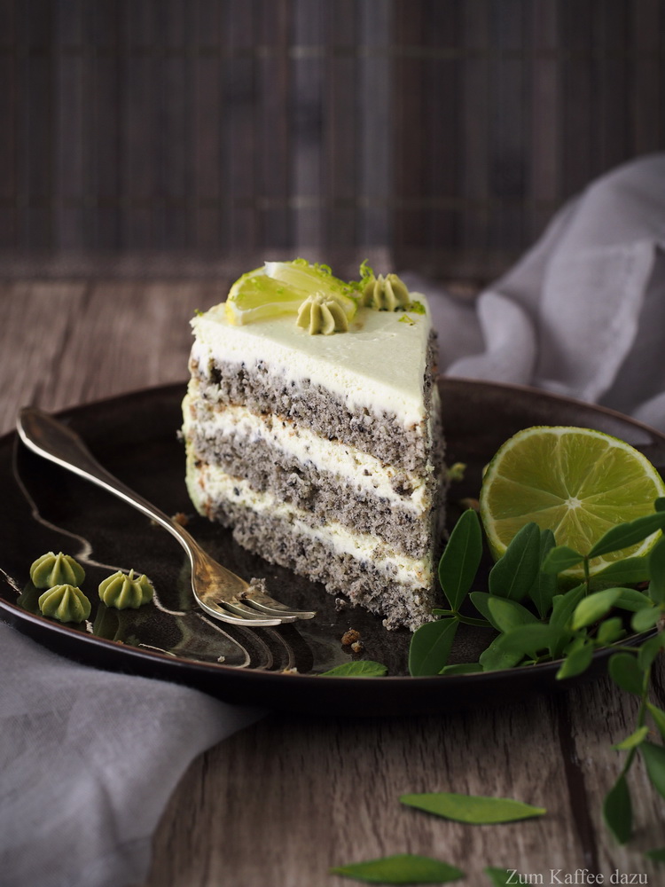 Matcha-Torte mit schwarzem Sesam und weißer Schokolade