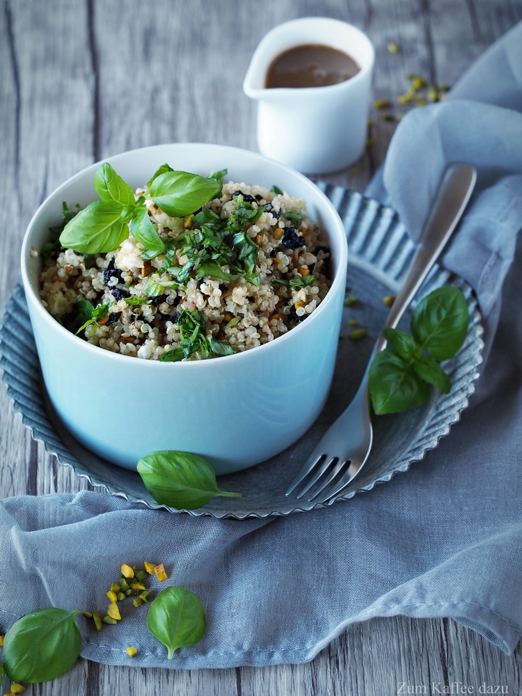 Quinoa-Salat mit Pistazien, Kirschen und Feta