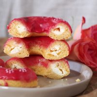 Donuts mit Cheesecake-Füllung und Himbeer-Glasur