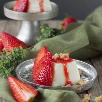 Buttermilch-Panna-Cotta mit Erdbeeren
