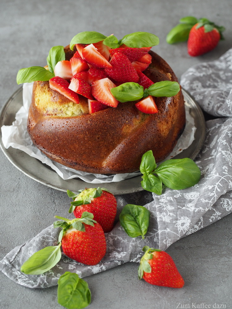 Basilikum-Kuchen mit Erdbeeren