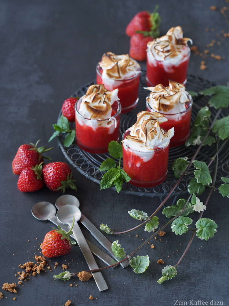 Erdbeer-Holunderblüten-Shots mit Marshmallow