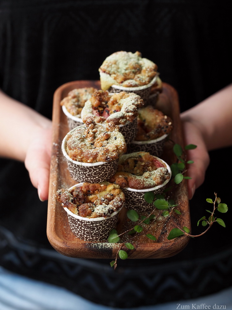 Matcha-Muffins mit Nektarinen und Sesam-Streusel