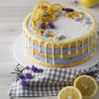 Zitronen-Lavendel-Torte mit weißer Schokolade