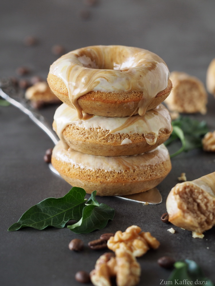 Walnuss-Donuts mit marmorierter Espresso-Glasur