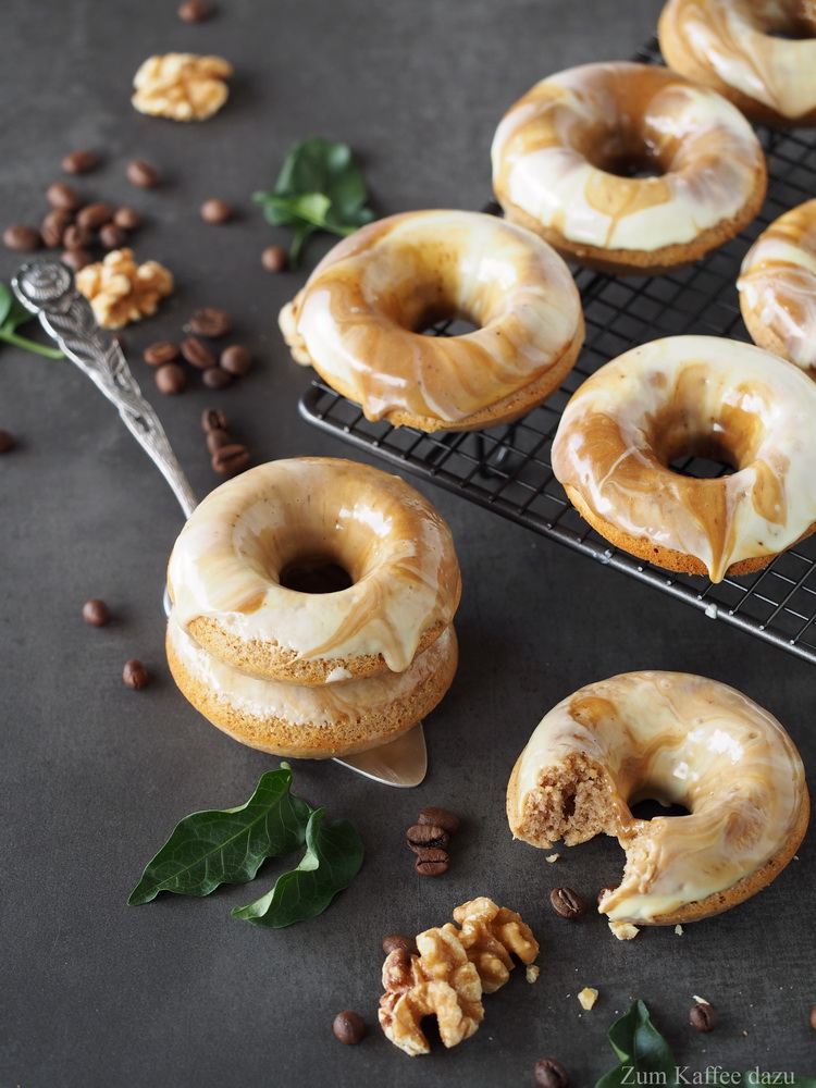 Walnuss-Donuts mit marmorierter Espresso-Glasur