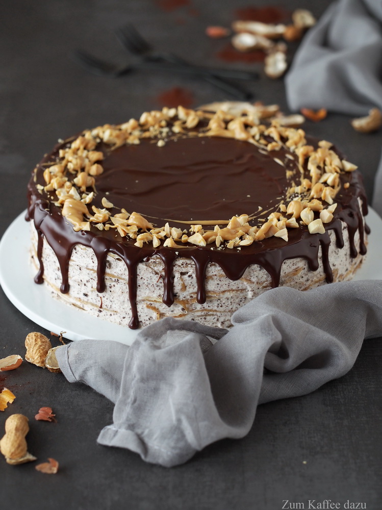 Crêpe-Torte mit Zartbitterschokolade und Erdnüssen