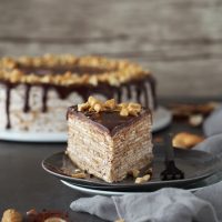 Crêpe-Torte mit Zartbitterschokolade und Erdnüssen
