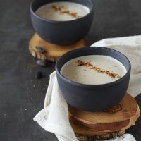 Cremige Tonka-Latte mit Cashews