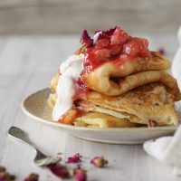 Pfannkuchen mit Rhabarber und Rosen-Crème Fraîche