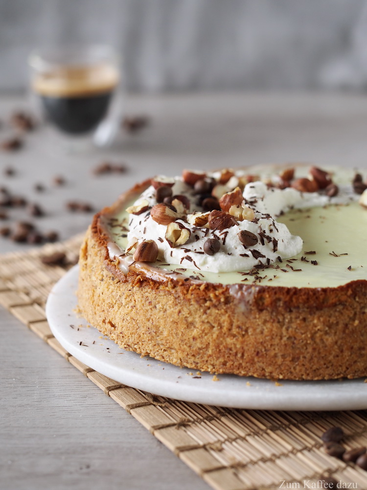 Espresso-Cheesecake mit Haselnuss und weißer Schokolade