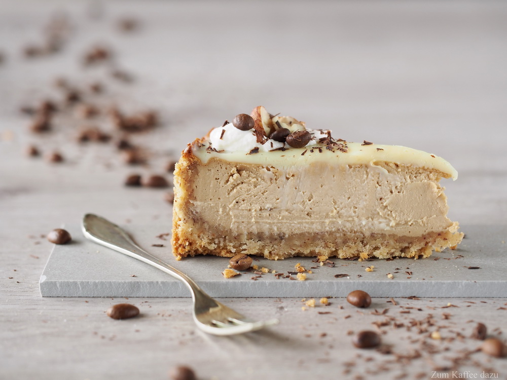 Espresso-Cheesecake mit Haselnuss und weißer Schokolade