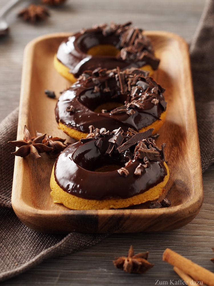 Chai-Donuts mit Kürbis und dunkler Schokolade