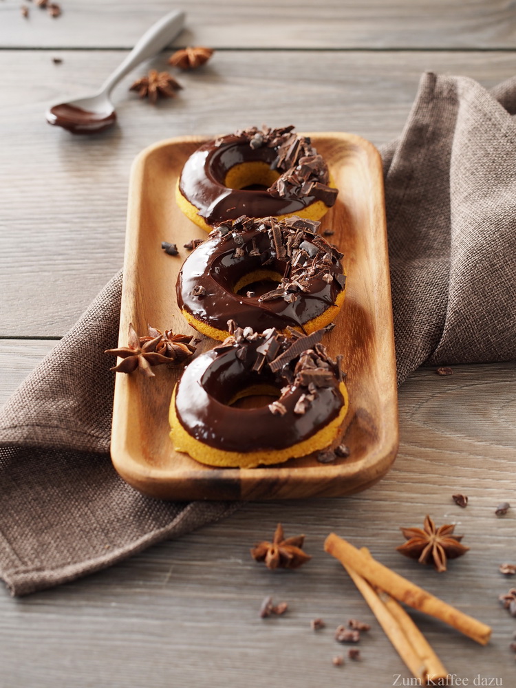 Chai-Donuts mit Kürbis und dunkler Schokolade