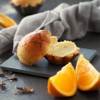 Orangen-Brioche mit Vanillebutter