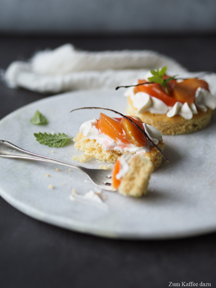 Nektarinen-Törtchen mit Vanille und Frischkäse